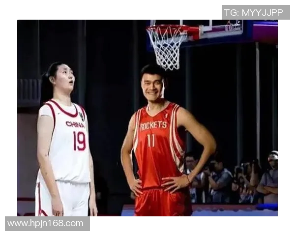 站在姚明身上感受篮球巨人的高度与梦想的力量