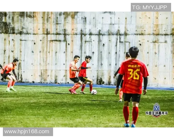 足球明星亲自送惊喜给粉丝展现温暖人心的一刻